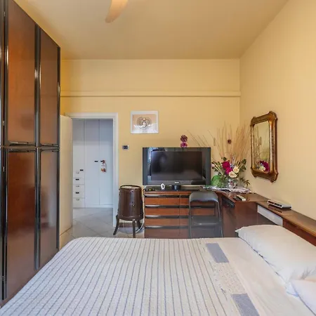 Nadia House, By Short Holidays *